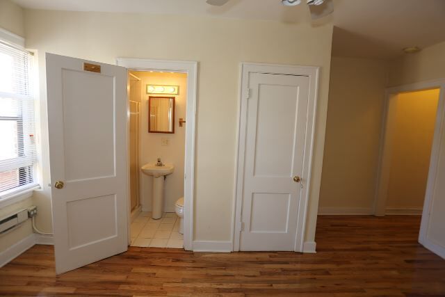 Building Photo - 544 W Wellington Ave