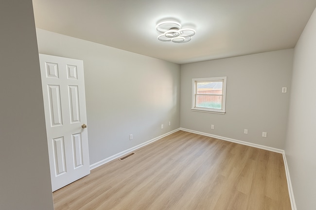 Building Photo - 704 E Perry St