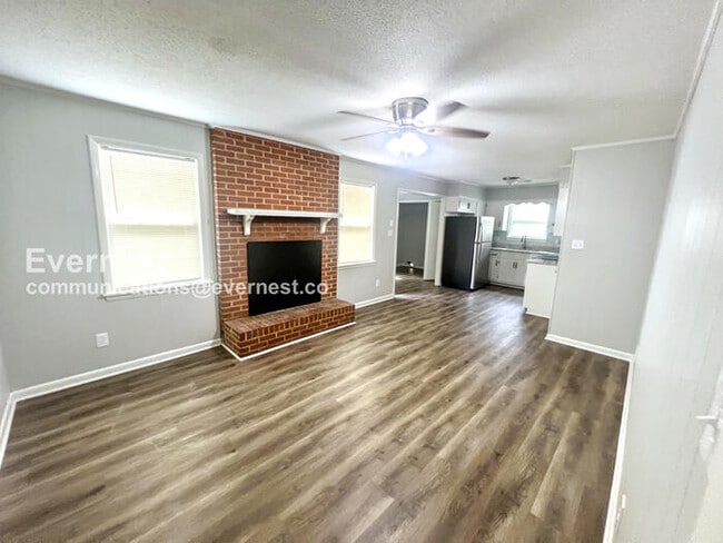 Building Photo - 3 Bed, 2 Bath Home with Carport / Pet-Friendly / Coming Soon!