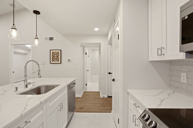 Chef's kitchen faucet with large sink - 3309 Wyndham Cir