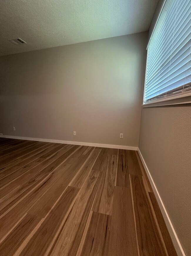 Building Photo - Top-Floor Stunner with Views – Fully Remod...