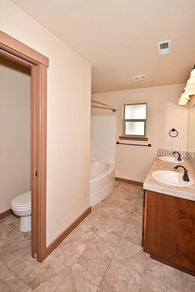 Building Photo - 3 Bedroom 2.5 Bathroom Home in Southeast Boise