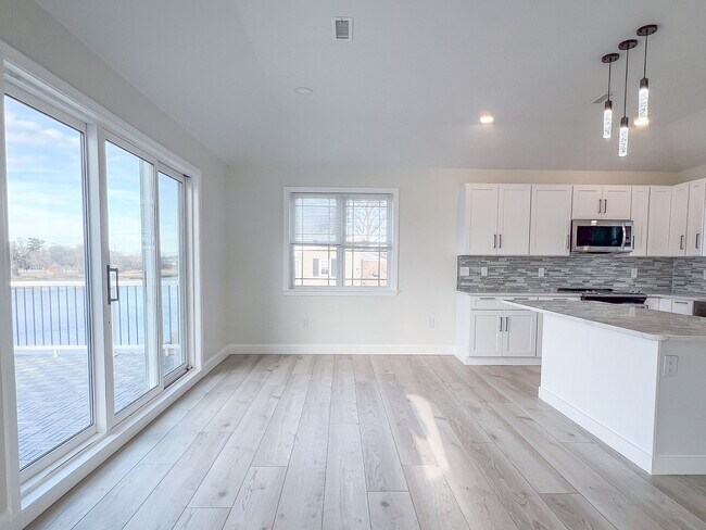 Building Photo - 194 Commercial St