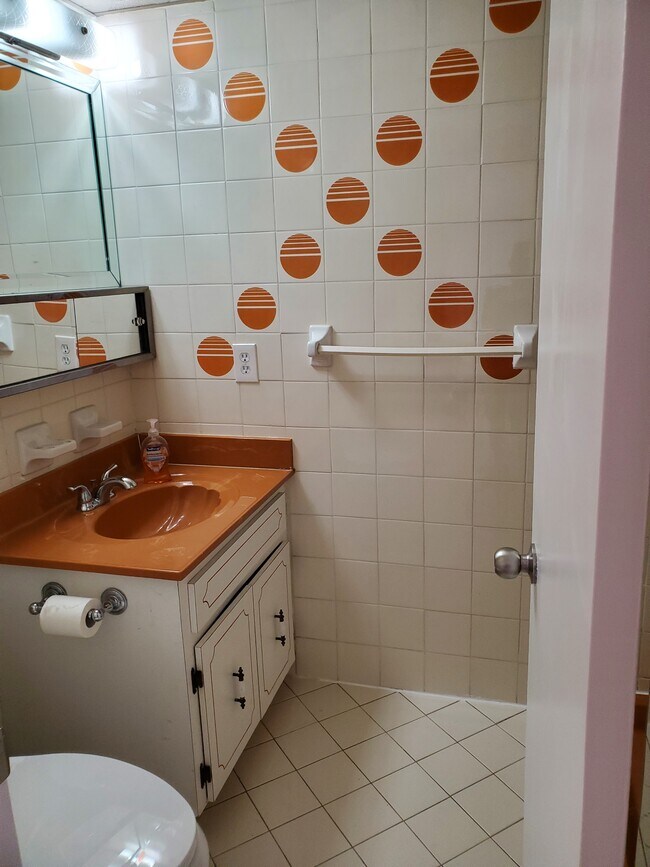 Building Photo - 1900 W 54th St