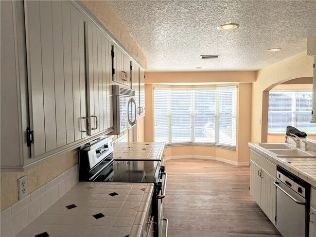 Building Photo - 3616 Royal Palm Dr