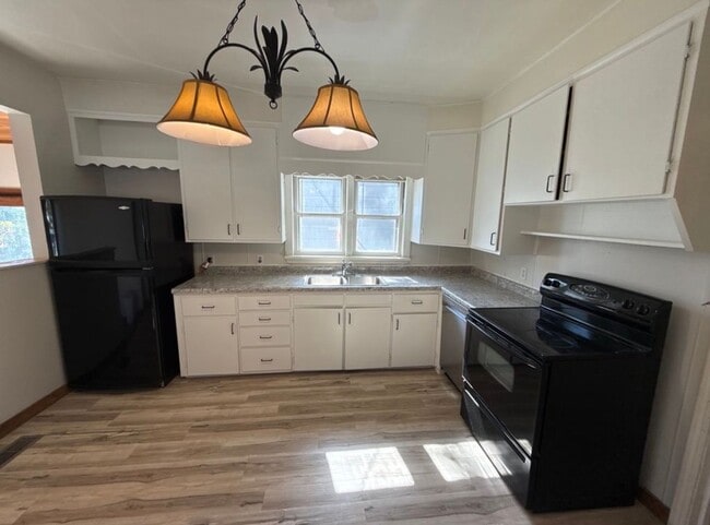 Building Photo - **Move in Ready** 3 bedroom close to downtown!