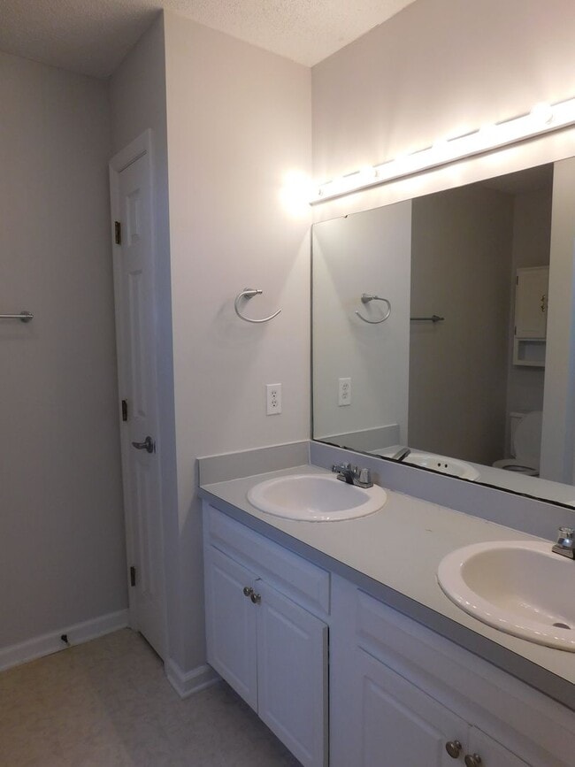 Building Photo - 210 Rivershore Dr