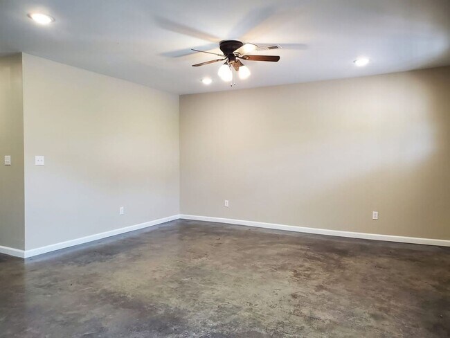 Building Photo - 180 Cane Creek Ln