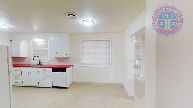 Building Photo - Charming Home in NE Parkrose , David Dougl...