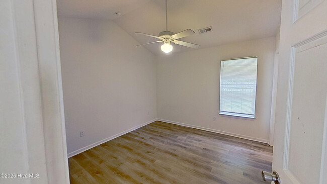 Building Photo - 4240 Sunglow Dr