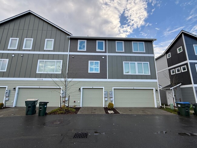 Building Photo - Nearly new 3 bed Townhome