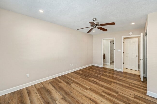 Building Photo - Gorgeous Water Views!