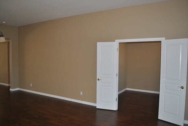Building Photo - Gorgeous home in Springfield at Whitney Oaks