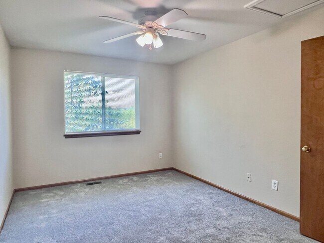Building Photo - Wonderful 5 Bed/4 Bath Home Located on Qui...