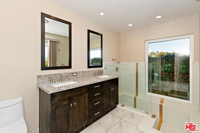 Building Photo - 15451 Longbow Dr