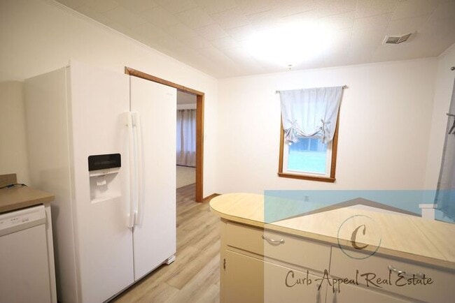 Building Photo - Move in special $850!! Spacious 3 bed/1 bath home!!