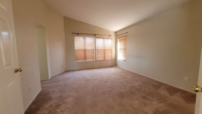 Building Photo - Beautiful Home in Quiet Neighborhood.