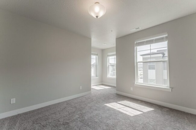 Building Photo - Prime Location Condo