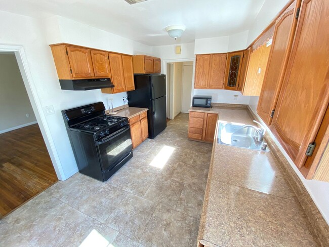 Building Photo - 4BD/2BA, POOL!!