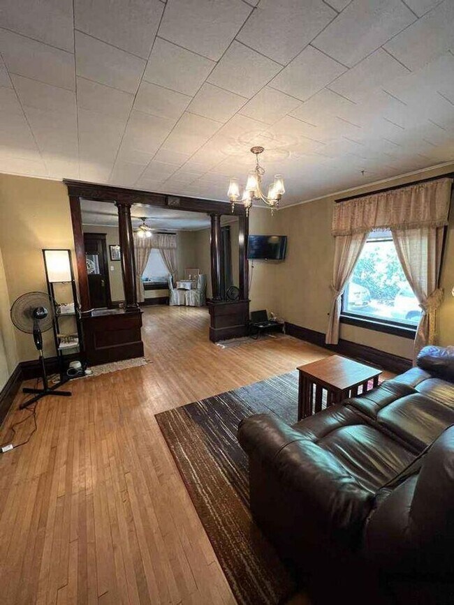 Building Photo - Fully furnished 3 bedroom 1 bathroom house!