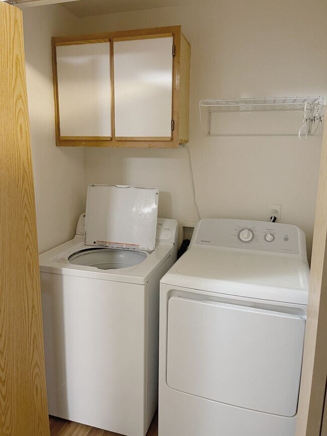 Building Photo - Large 2 Bedroom in Lake Oswego-Newly Renovated Property, 1 Month Free! (Lake Oswego)