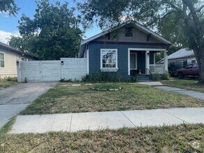 Building Photo - Woodlawn Gem!!