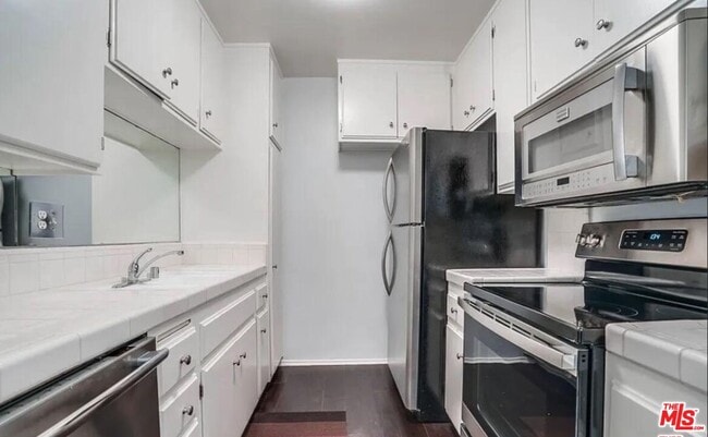 Building Photo - 1233 Flores St