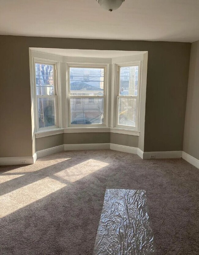 Building Photo - Cozy 4 Bedroom, 1 Bath Home in West York Schools!