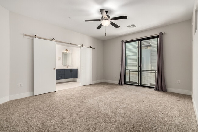 Building Photo - 165 E Lexington Ave