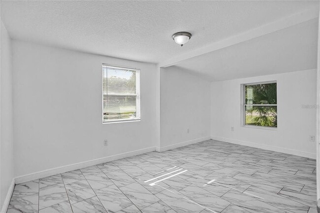 Building Photo - 906 Celery Ave
