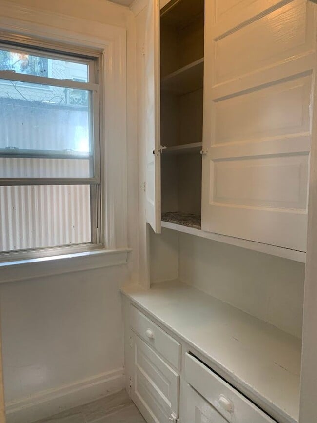 Building Photo - 5542 Fair Oaks St