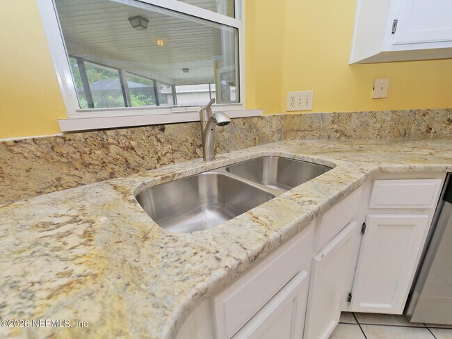 Building Photo - 12252 Lake Fern Dr