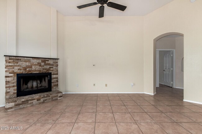 Building Photo - 10185 S Santa Fe Ln