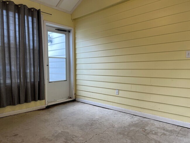 Building Photo - 743 Lander Rd