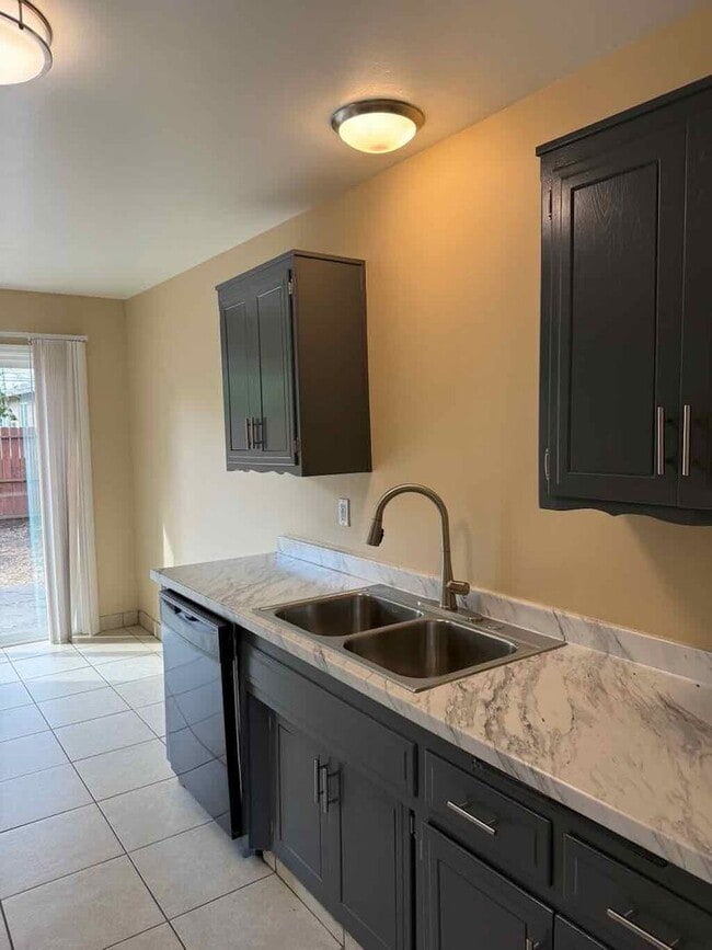 Building Photo - Updated 2 Bed/1 Bath 900 Sq.ft Duplex with...