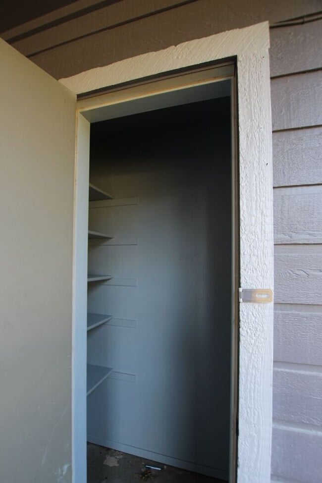 Building Photo - 1 Bed 1 Bath, Upstairs Apartment Unit at H...