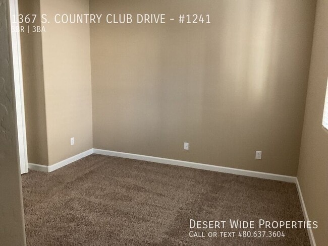Building Photo - 1367 S Country Club Dr