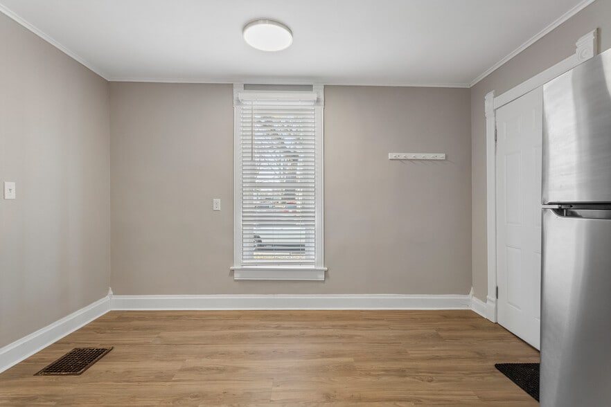 Building Photo - 402 E Elm St