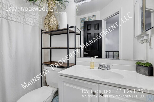 Building Photo - 3 Bedroom Townhome Optionally Furnished!