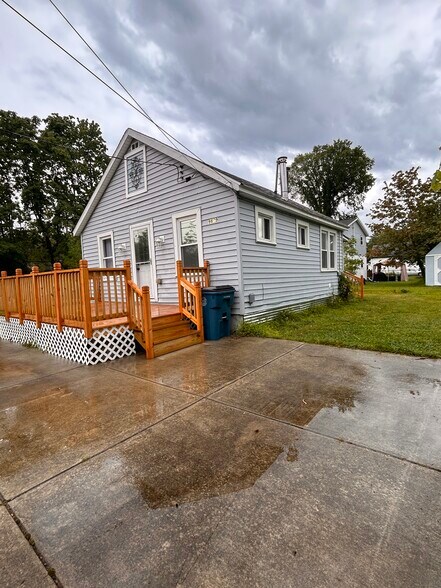 Building Photo - 9609 Maplewood St
