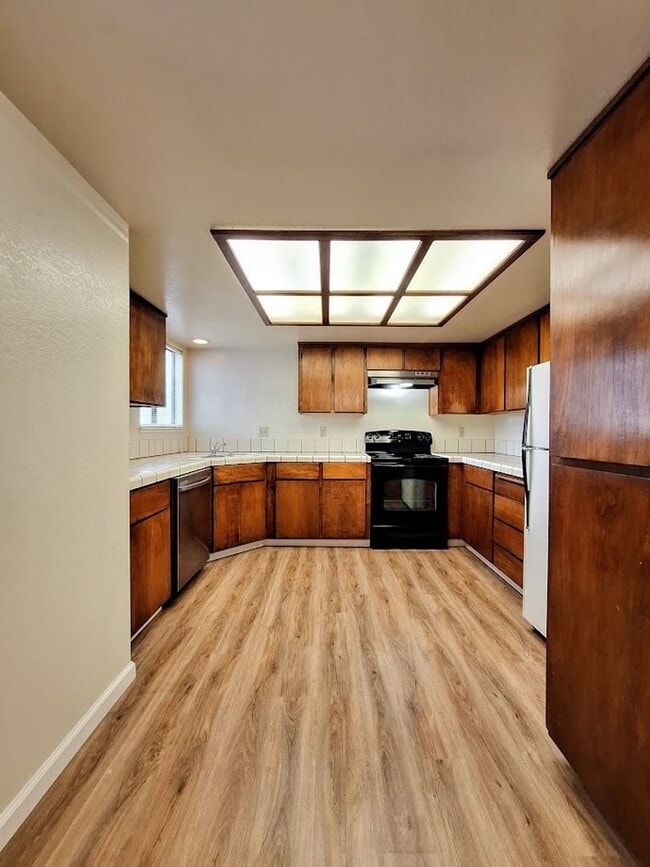 Building Photo - Spacious Second Floor 1bd Condo With Laundry In Unit, Pool, Balcony, & Carport!
