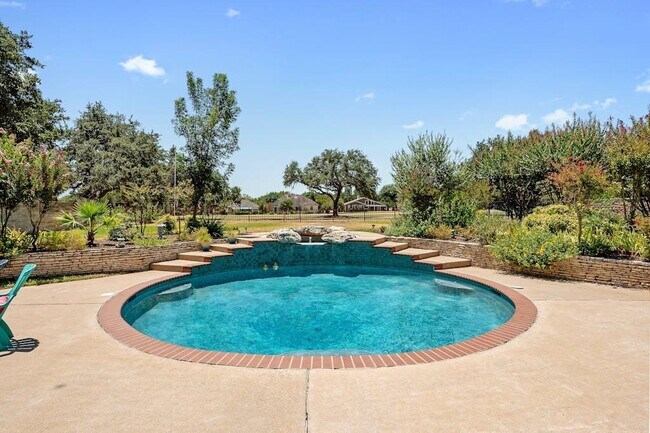 Building Photo - 1207 Lakeway Dr