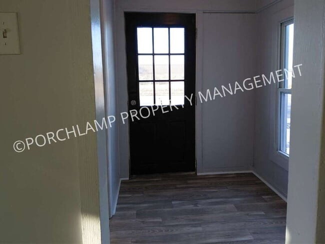 Building Photo - 403 E Broadway Ave