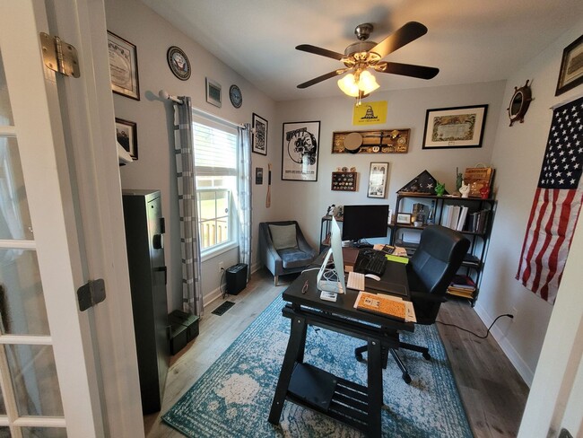 Building Photo - Beautiful & Spacious 4 bedroom, 2.5 bath h...