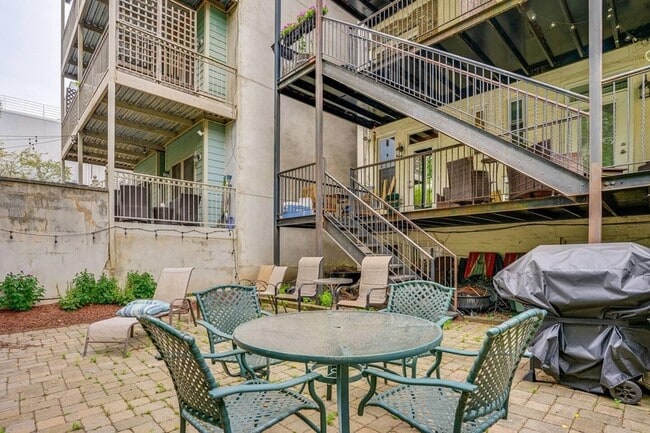 Building Photo - 608 Madison St