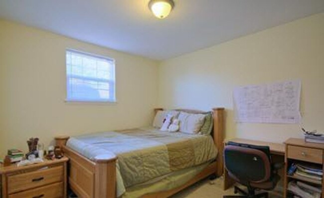 Building Photo - Updated Apartment Near Downtown – Prime Lo...