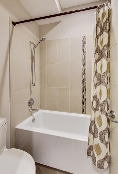 Building Photo - 2424 W Chicago Ave