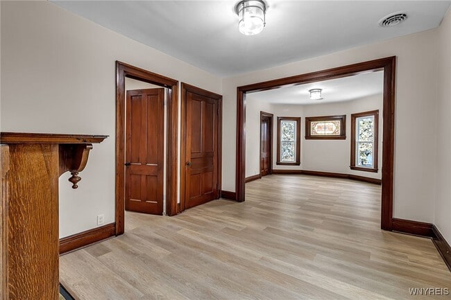 Building Photo - 404 Parkdale Ave