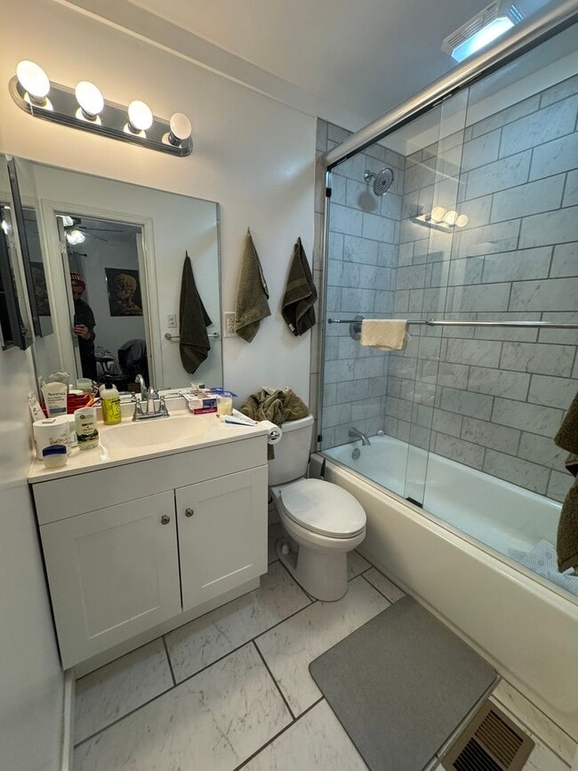 Building Photo - Gorgerous 3 Bedroom Walkable to Campus