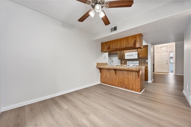 Building Photo - Beautiful 2-Bedroom Condo in Bakersfield, CA